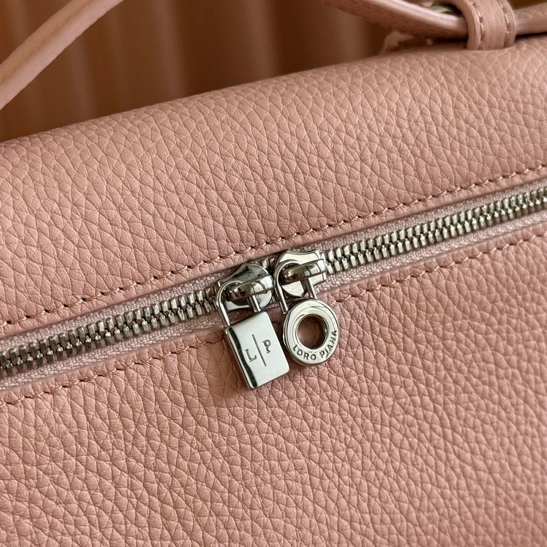 p1160💋💋💋【Original leather configuration counter complete set of packaging】 𝐋𝐨𝐫𝐨 𝐏𝐢𝐚𝐧@ Extra pocket L19 series handbag/crossbody bag, all steel, the most comfortable life is the undefined life, just like loro The material design of pian@ does not require complicated design styles. The simple and soft outline is elegant and durable, like an exquisite cosmetic case, which perfectly balances appearance and functionality. The leather is delicate and feels as soft as butter. The small bag has a large capacity. It is not only portable with a thin shoulder strap, but can also be worn cross-body. Sisters who have a special liking for minimalist style can buy it. It is simple and versatile. The simpler, the more different. Stars and Instagram celebrities are all planting it. There are two sizes of 19 cm and 27 cm. One is exquisite and casual, and the other is elegant and grand. Size: Small: length 19×width 7×height 12cm (